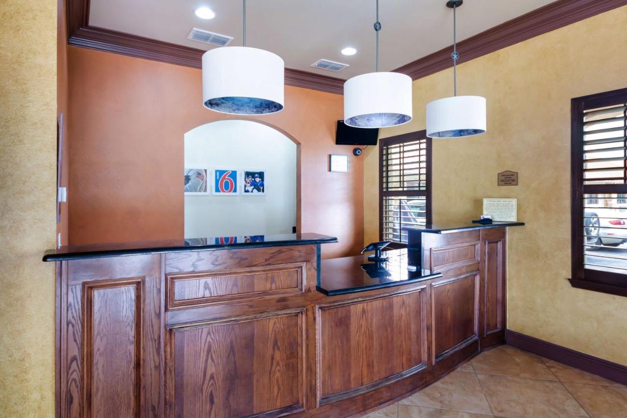 Motel 6 Floresville Eksteriør billede