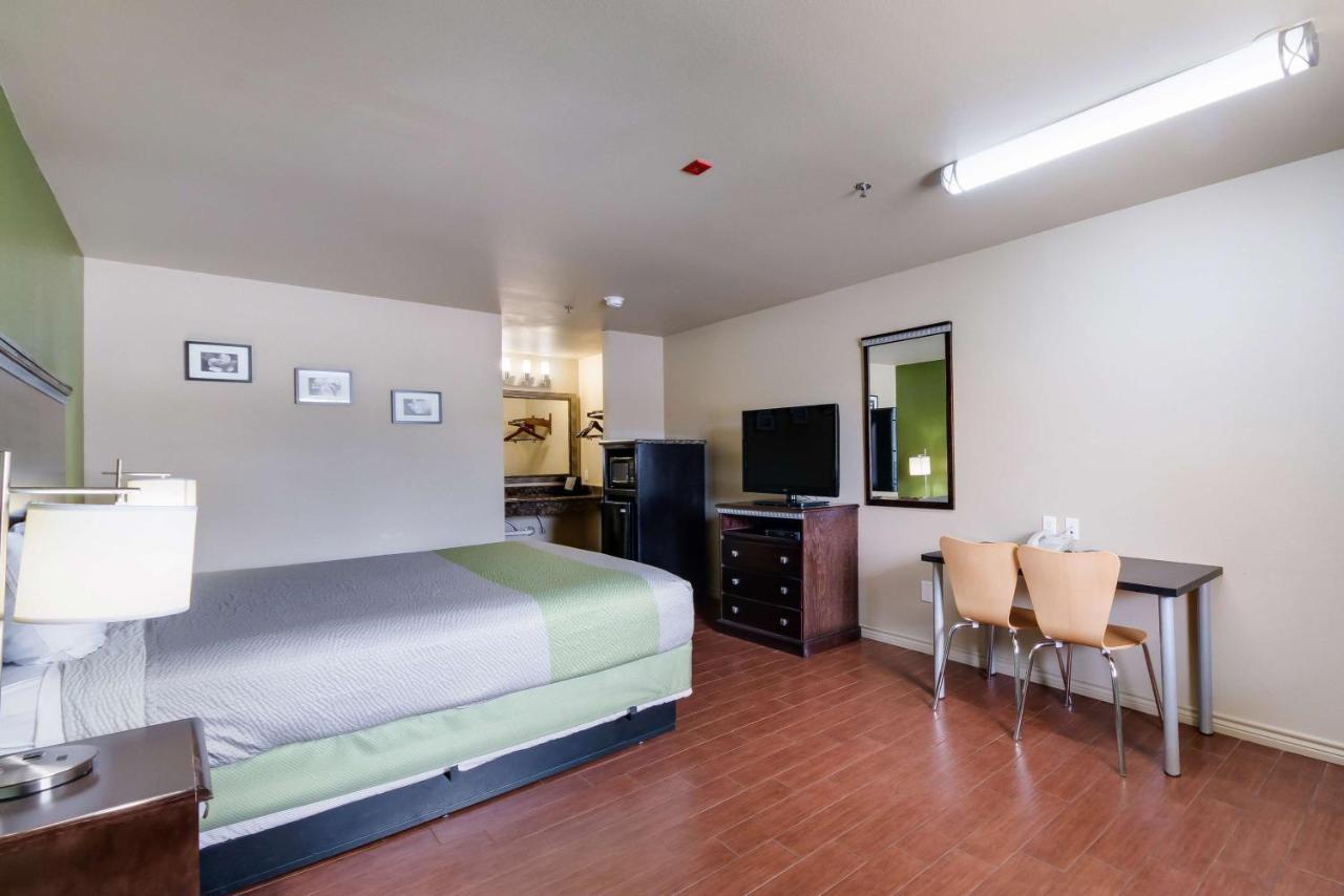 Motel 6 Floresville Eksteriør billede