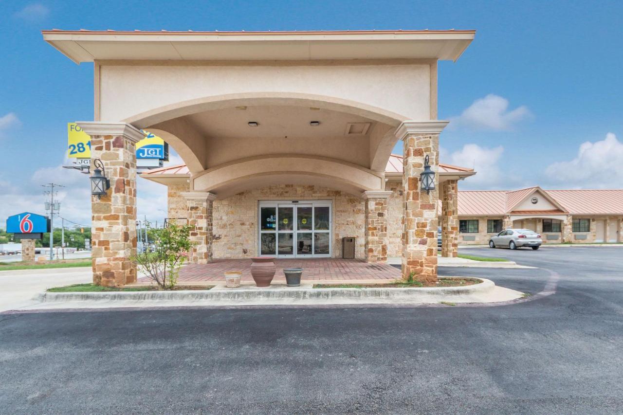 Motel 6 Floresville Eksteriør billede